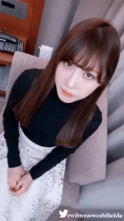 奔驰哥到妹子家中啪啪，别刷抖音赶紧脱衣服了，粉嫩酥胸和鲍鱼怎么玩也不腻